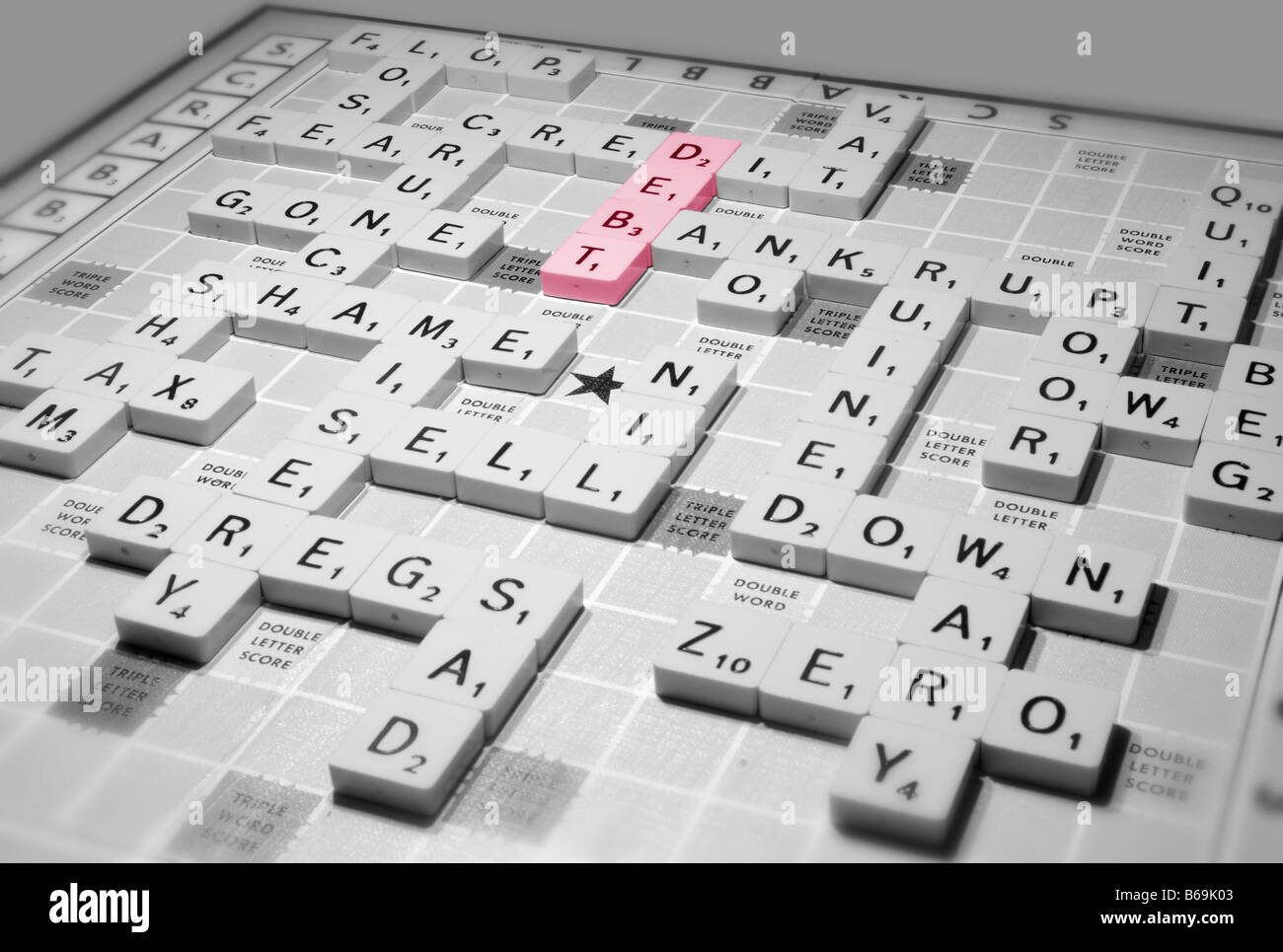 Une partie de scrabble met en lumière les problèmes de récession économique mondiale, le resserrement du crédit et d'autres incidences financières Banque D'Images