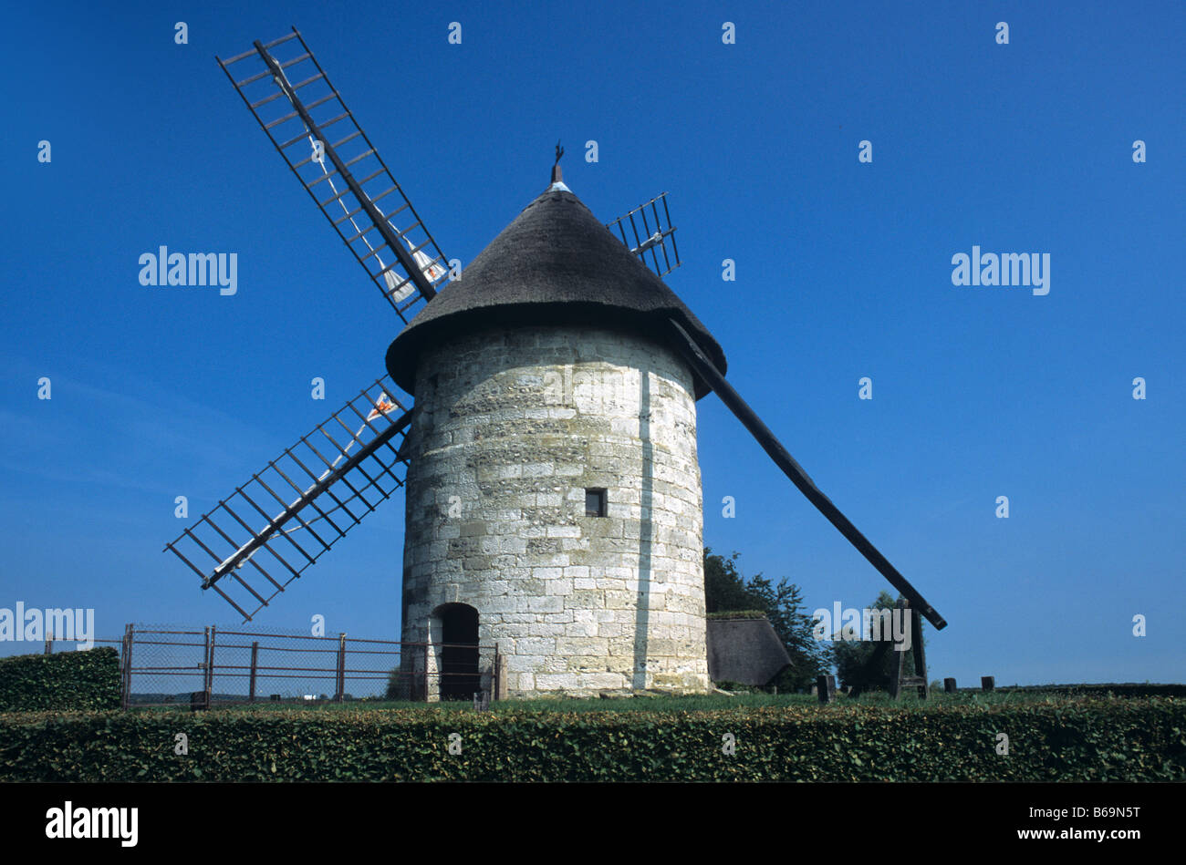 Hauville Moulin, un c 13 pierre ronde et de chaume moulin, Hauville, Normandie, France Banque D'Images