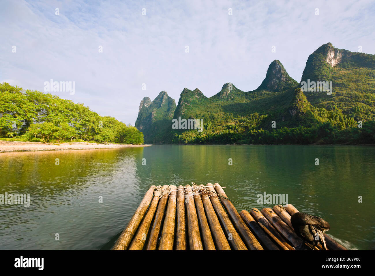 En radeau de bambou dans une rivière avec une plage de colline en arrière-plan, XingPing, Yangshuo, Guangxi Province, China Banque D'Images