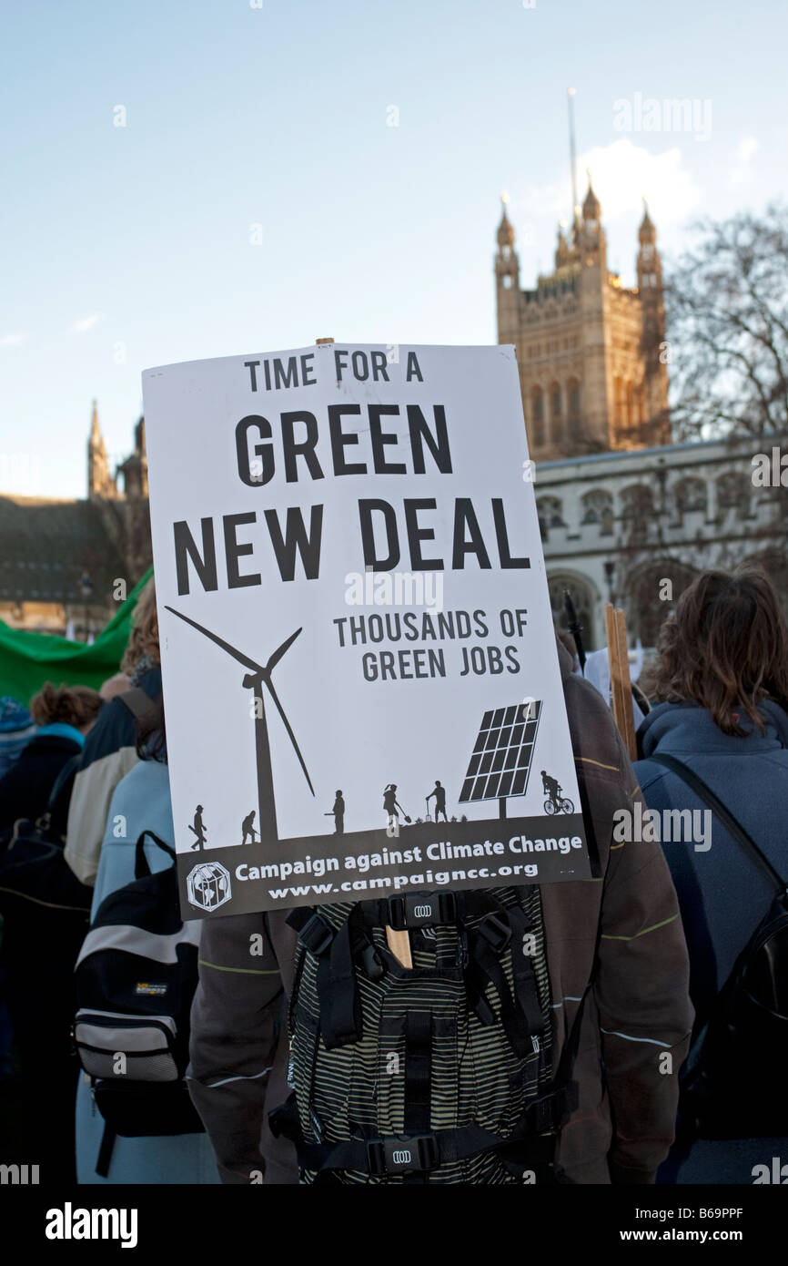 Les militants avec des bannières New Green Deal sur les emplois Londres mars Décembre 2008 UK Banque D'Images