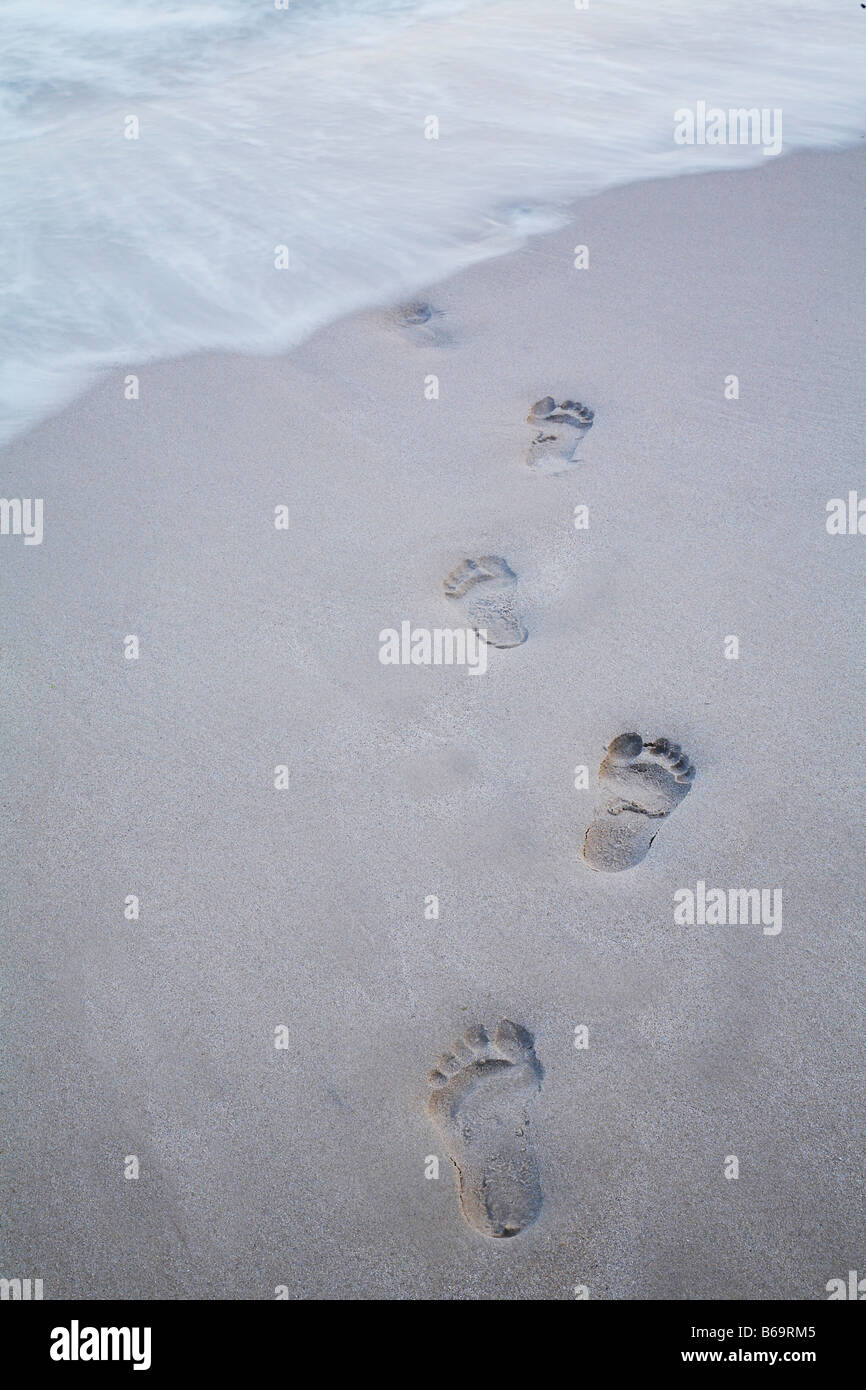 Footprints disparaissant dans la mer Banque D'Images
