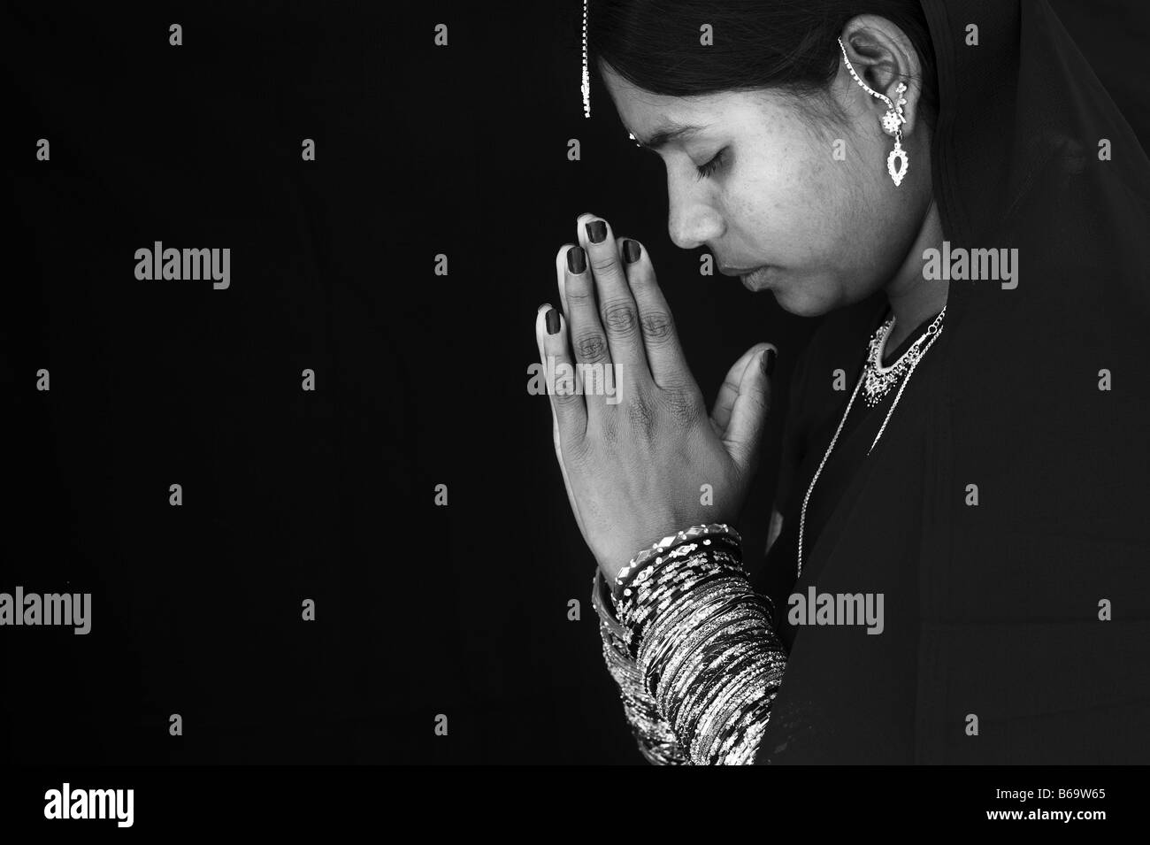 Indian woman praying, sépia Banque D'Images