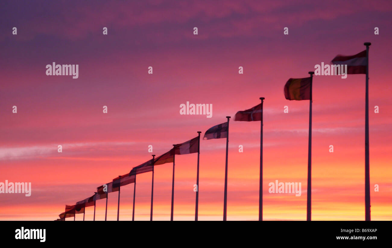 Drapeaux internationaux au coucher du soleil sur Plymouth Hoe South Devon, Angleterre Banque D'Images