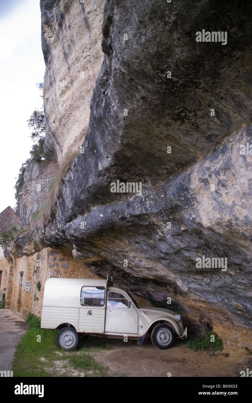 Citroen van stationné sous falaise en France Banque D'Images