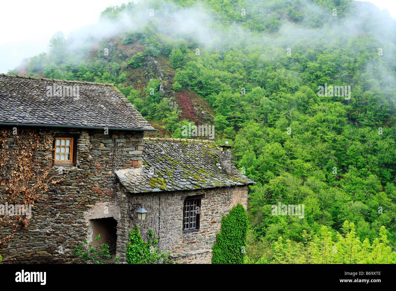 L'architecture de la ville, maison traditionnelle avec toit en ardoise, Conques, France Banque D'Images