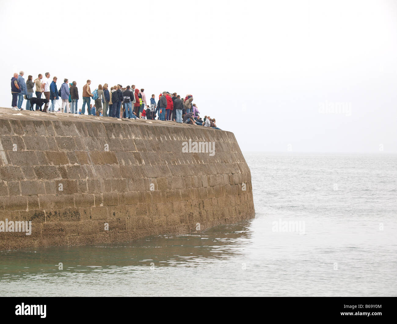 Foule de gens sur le Cobb, Lyme Regis Banque D'Images