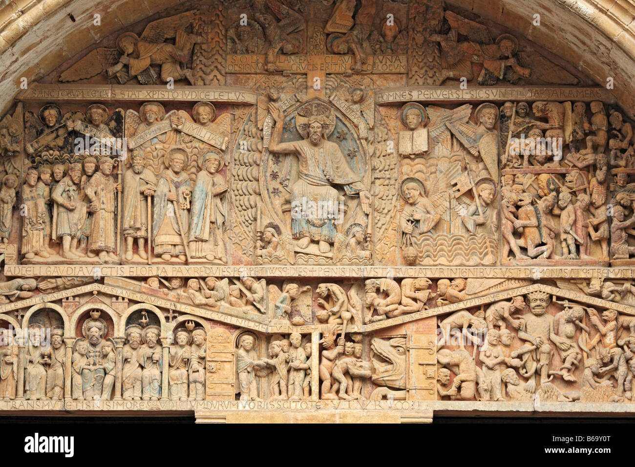 Sculpture romane en pierre, bas-relief sculpté sur le portail de l'église abbatiale Sainte Foy (1124), Conques, France Banque D'Images