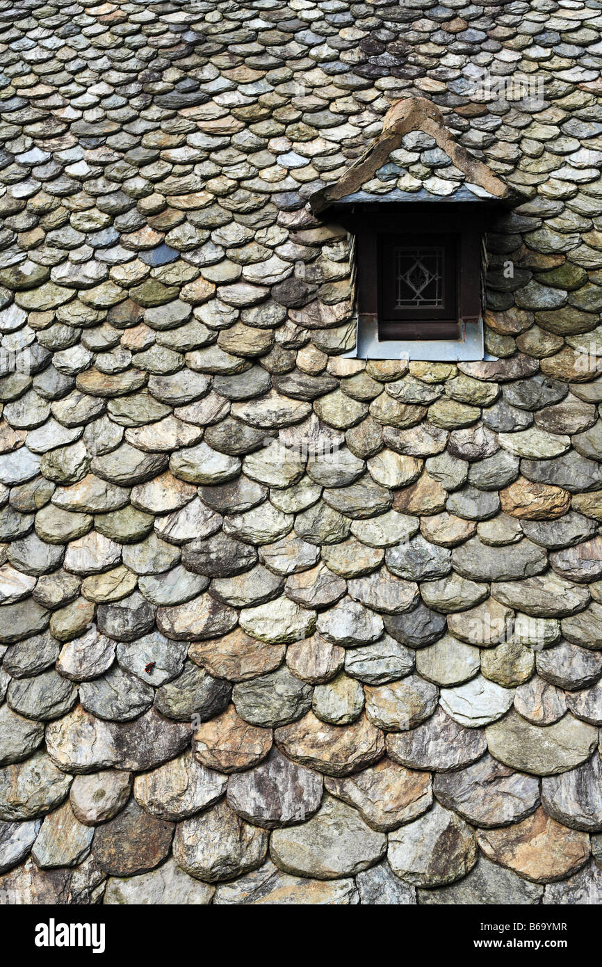 L'architecture de la ville, maison traditionnelle avec toit en ardoise, Conques, France Banque D'Images