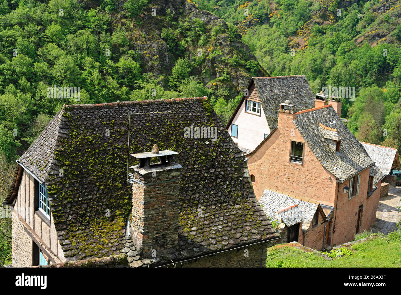 L'architecture de la ville, maison traditionnelle avec toit en ardoise, Conques, France Banque D'Images
