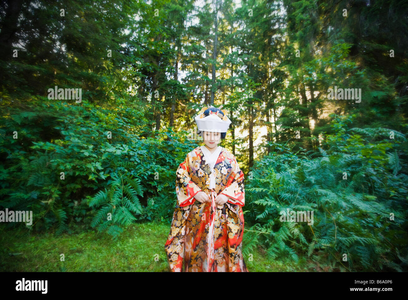 Mariée de porter des vêtements traditionnels japonais Banque D'Images
