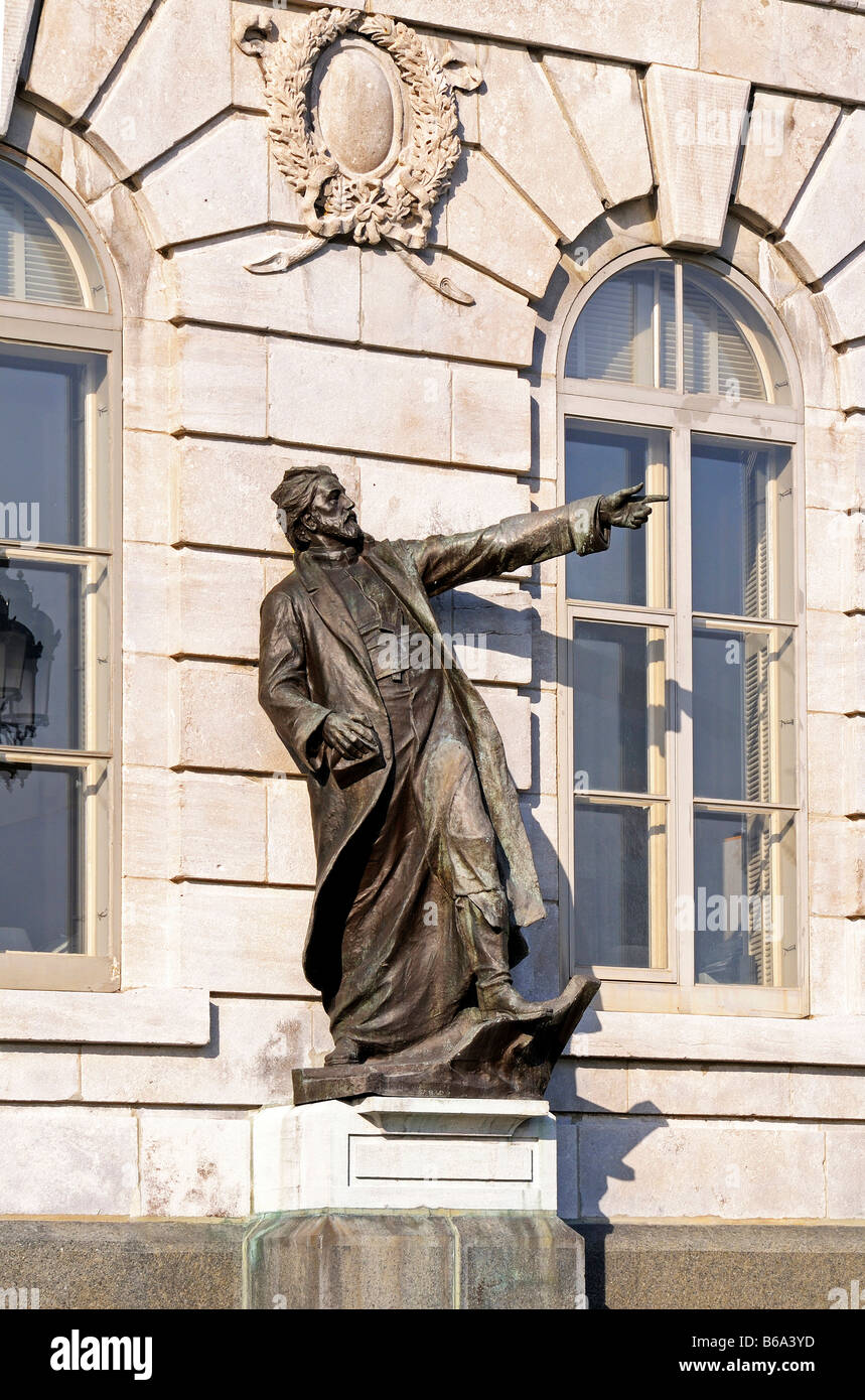 Détail de la façade de l'Hôtel du Parlement décoré de la statue en bronze du père Jacques Marquette, Québec, Canada Banque D'Images