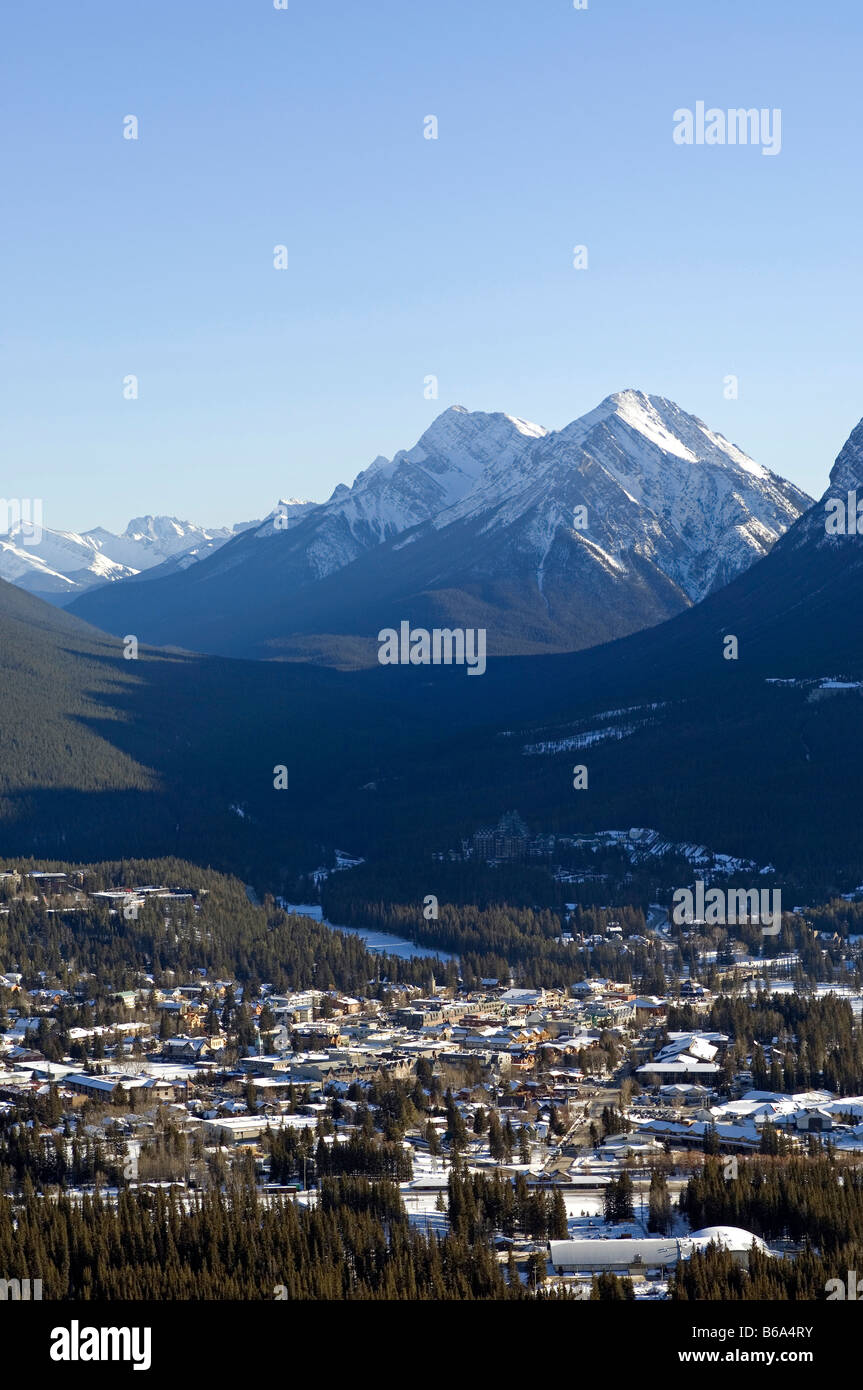 L'Alberta, Canada. Banff entouré de montagnes Rocheuses canadiennes Banque D'Images