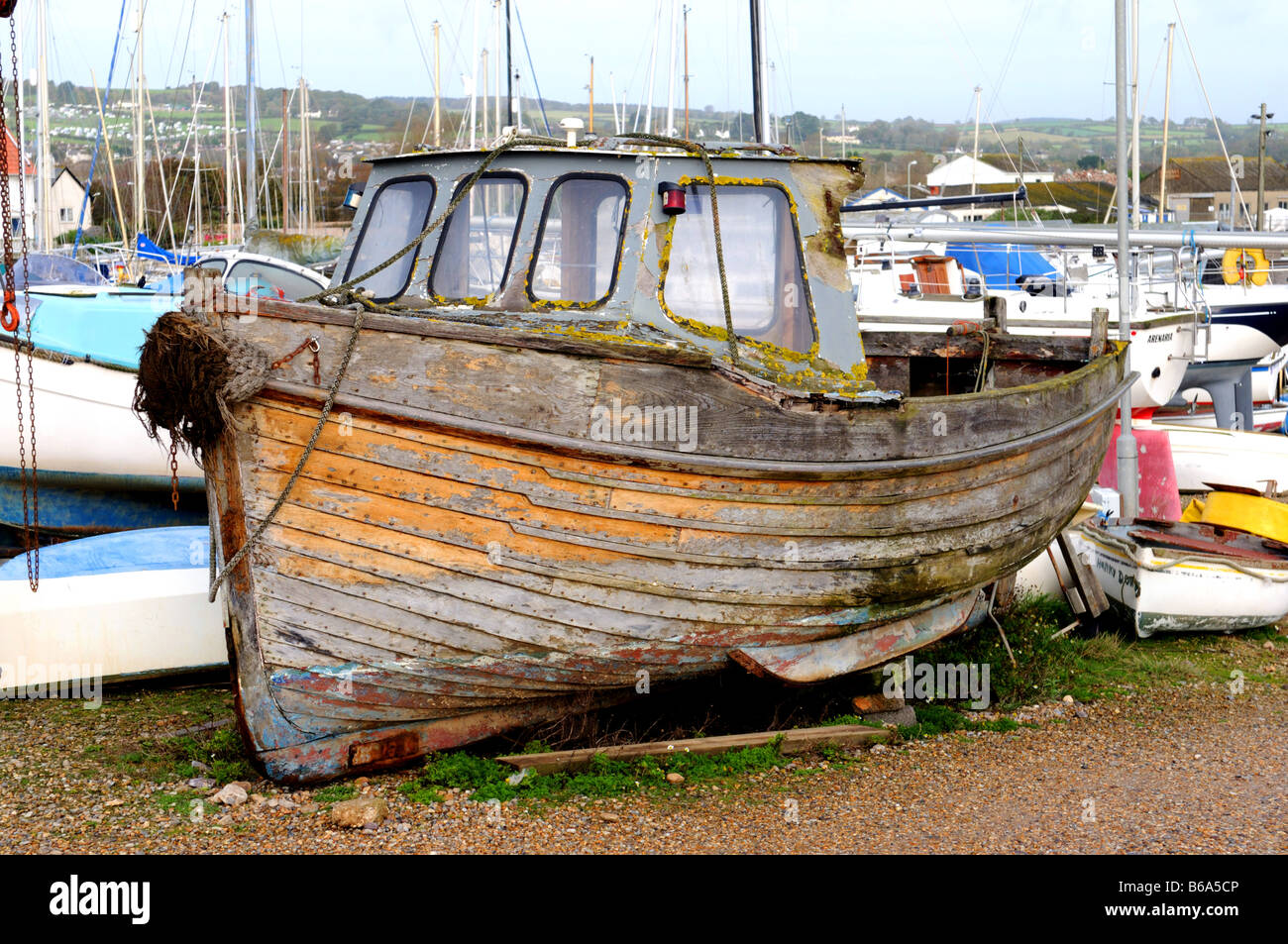 Vieux bateau de pêche au port de Devon Axmouth UK Banque D'Images