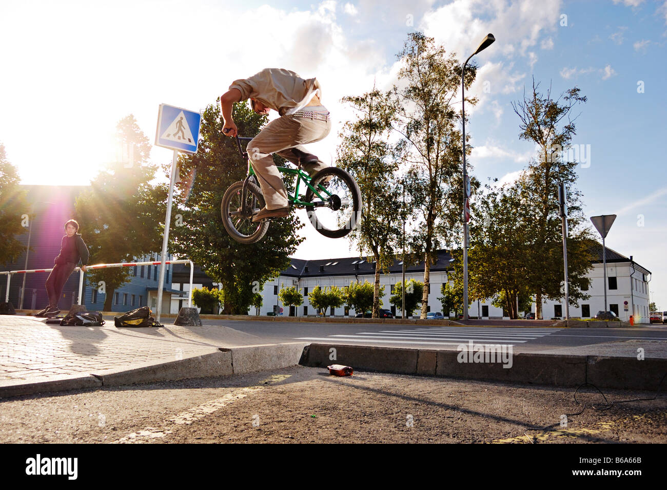 Le BMX er doind un angle de quatre vingt trottoir sur la gauche