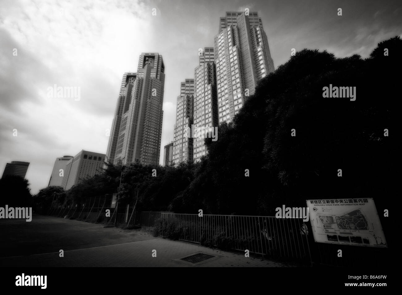 L'Hôtel de ville de Tokyo Tours (à gauche) et Tokyo Metropolitan Government Second Volet bâtiments (à droite). Shinjuku. Tokyo. Le Japon Banque D'Images