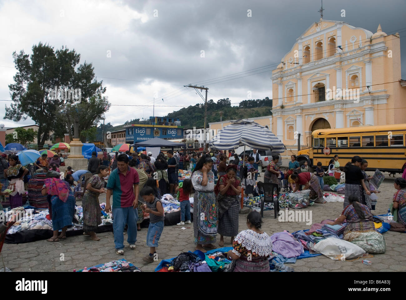 Les femmes autochtones en costumes traditionnels colorés sur le marché de Santa Maria de Jesus, au Guatemala Banque D'Images