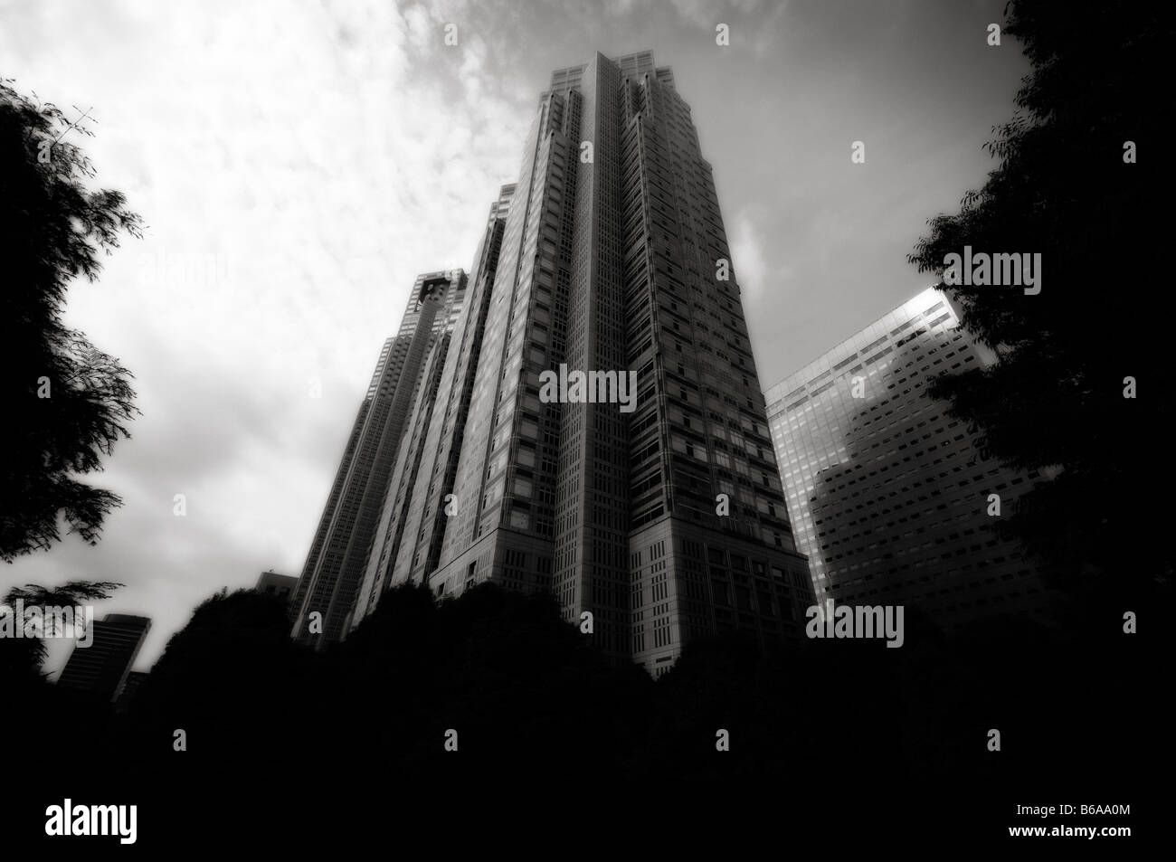 L'Hôtel de ville de Tokyo Tours (arrière-plan) et Tokyo Metropolitan Government Branch Bâtiments (avant-plan). Shinjuku. Tokyo. Le Japon Banque D'Images