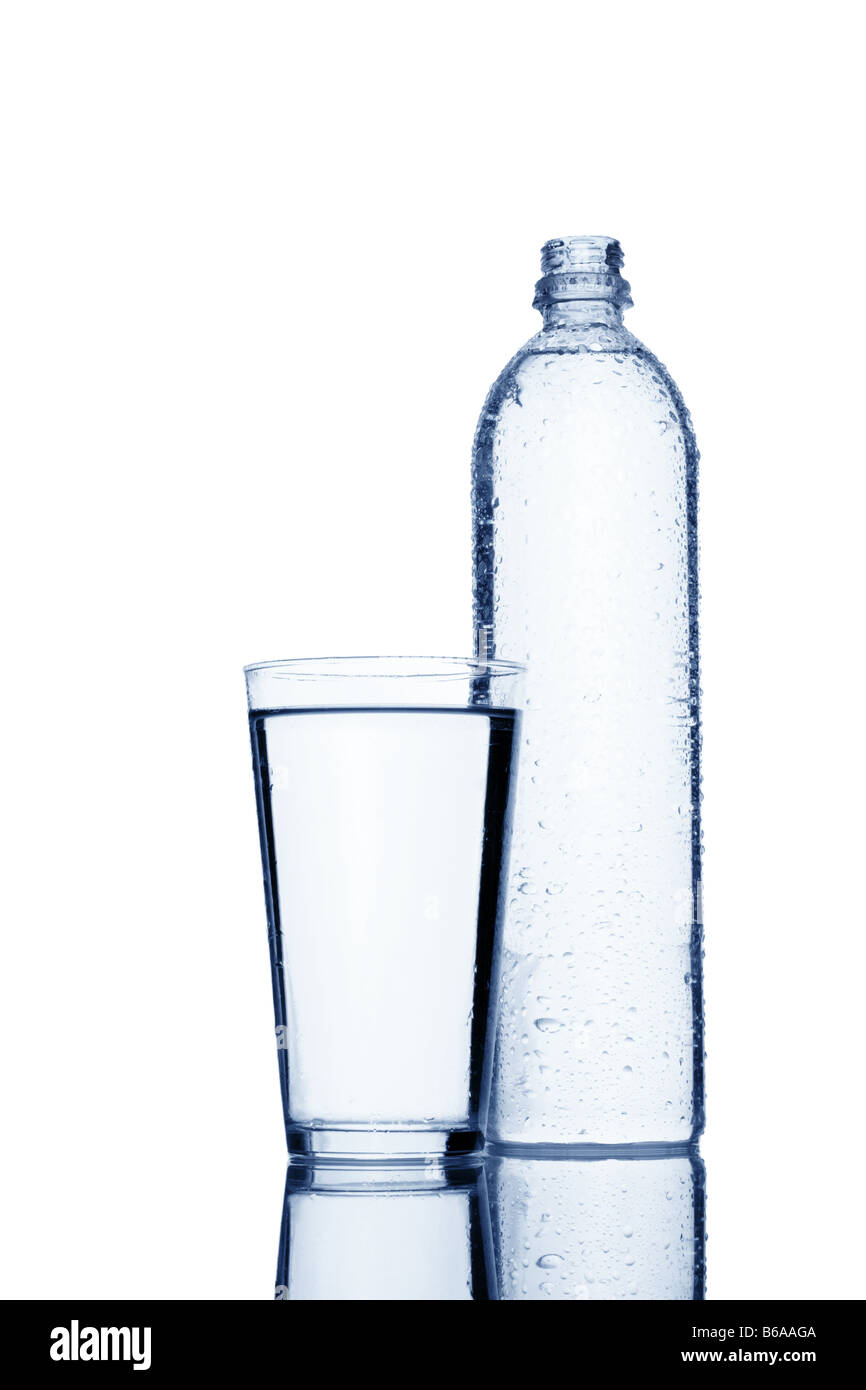 Bouteille d'eau et verre d'eau sur fond blanc avec la réflexion Banque D'Images