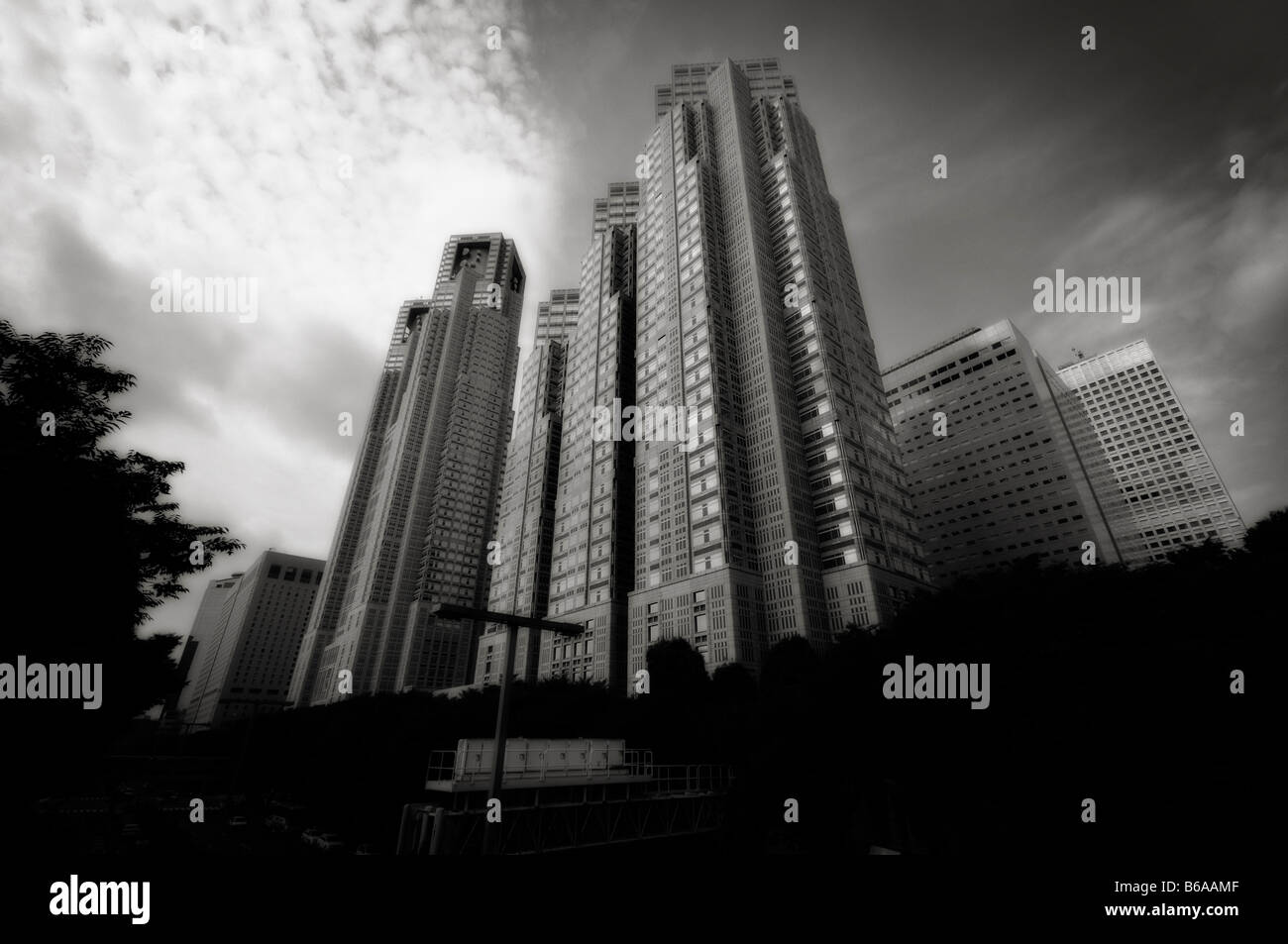 L'Hôtel de ville de Tokyo Tours (à gauche) et Tokyo Metropolitan Government Second Volet bâtiments (à droite). Shinjuku. Tokyo. Le Japon Banque D'Images