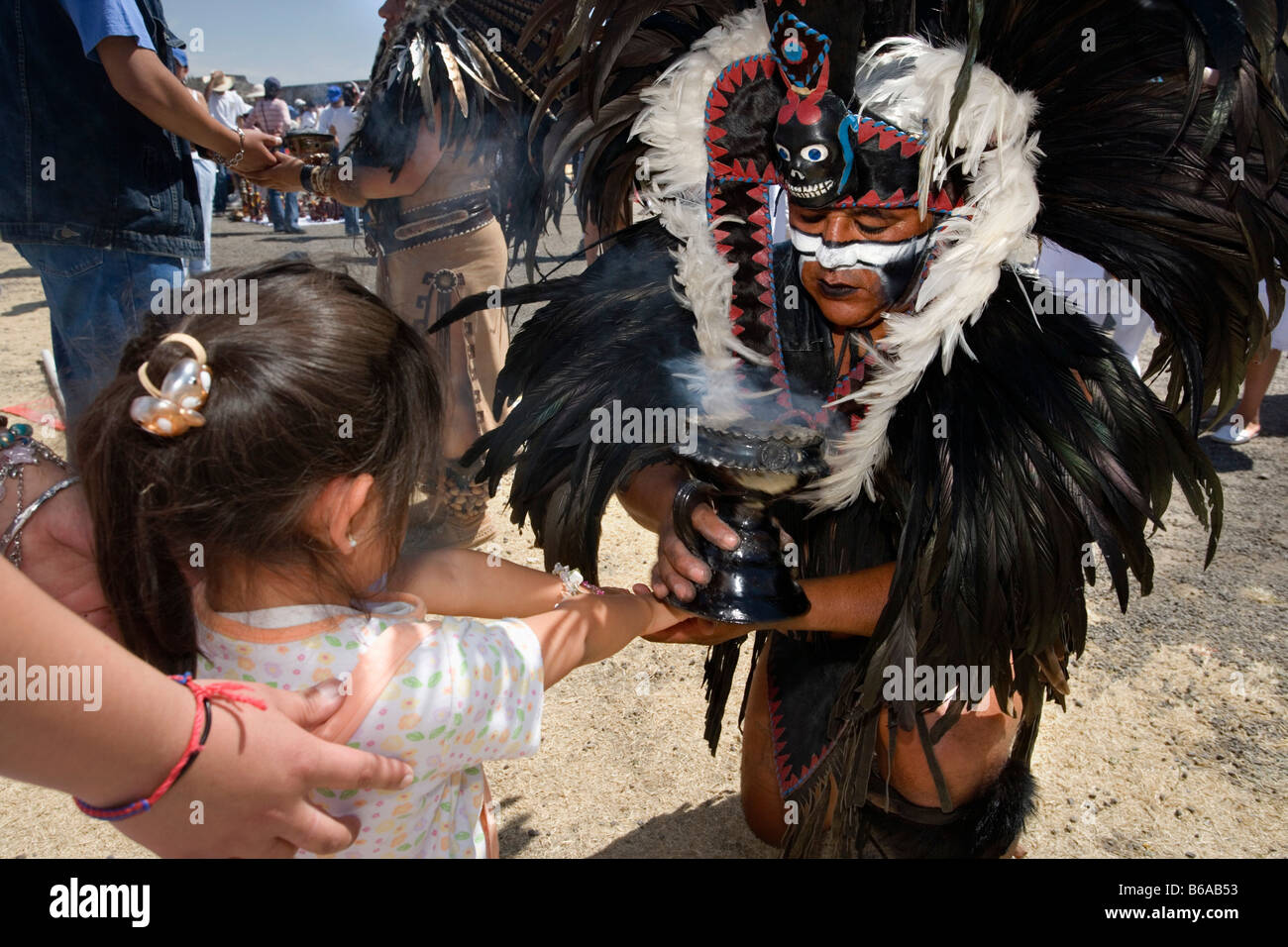 Le Mexique, Teotihuacan, ruines Indiennes. De l'équinoxe. Début de printemps. 21 mars. Des gens habillés en costume traditionnel indien Banque D'Images