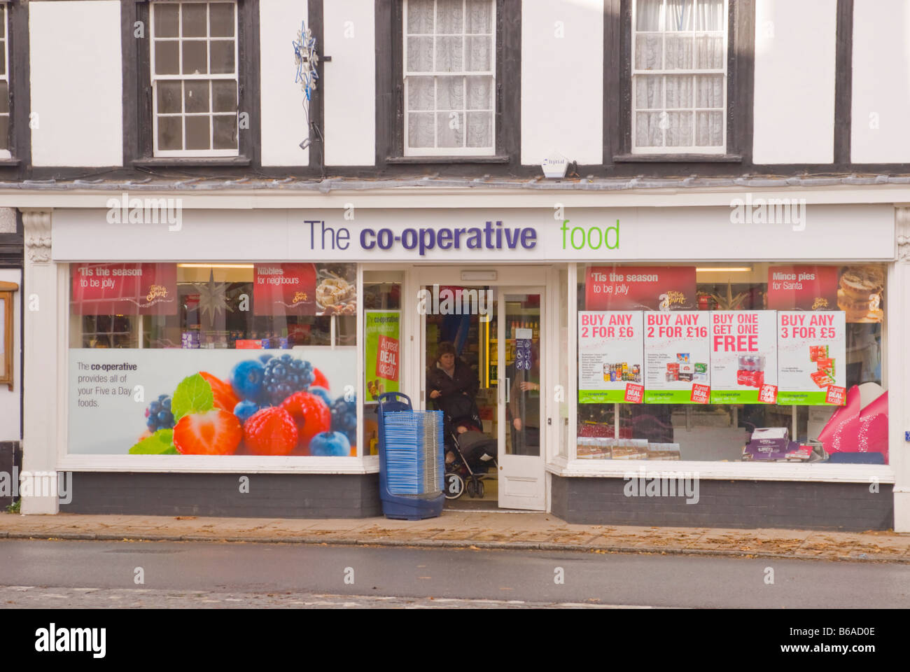 La coopérative co-op food shop store avec le client en Norfolk,UK,Harleston Banque D'Images