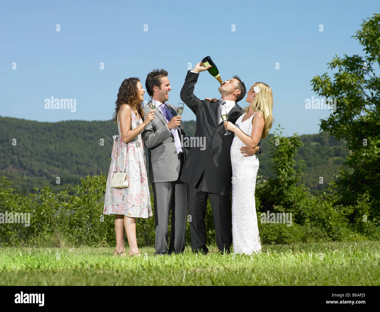 Mariage groupe drinking champagne Banque D'Images