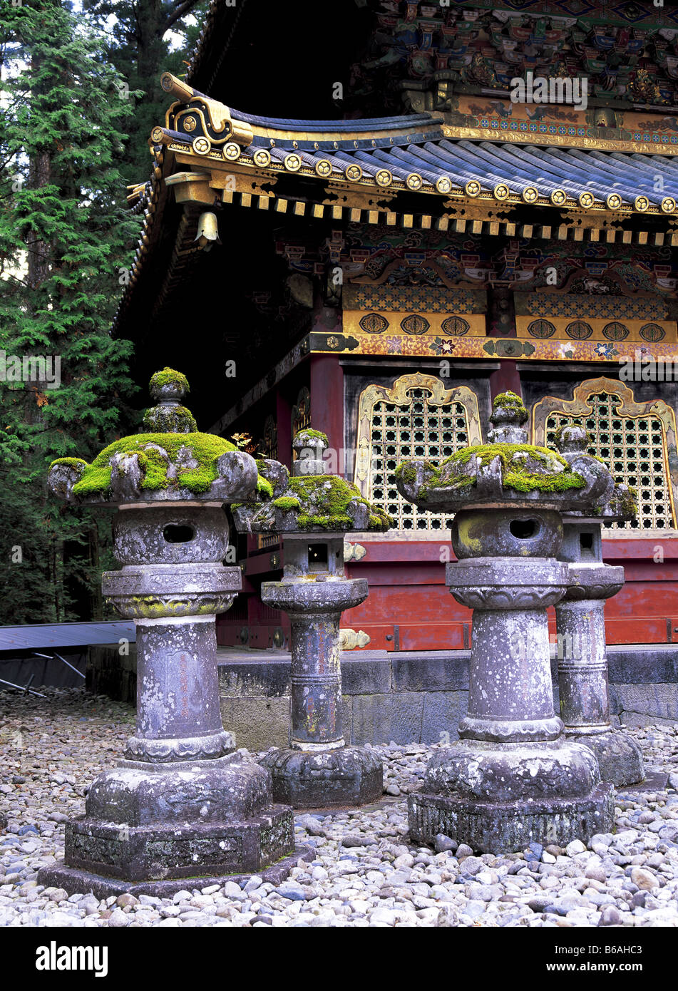 Lanternes en pierre au Toshogu à Nikko, Japon Banque D'Images