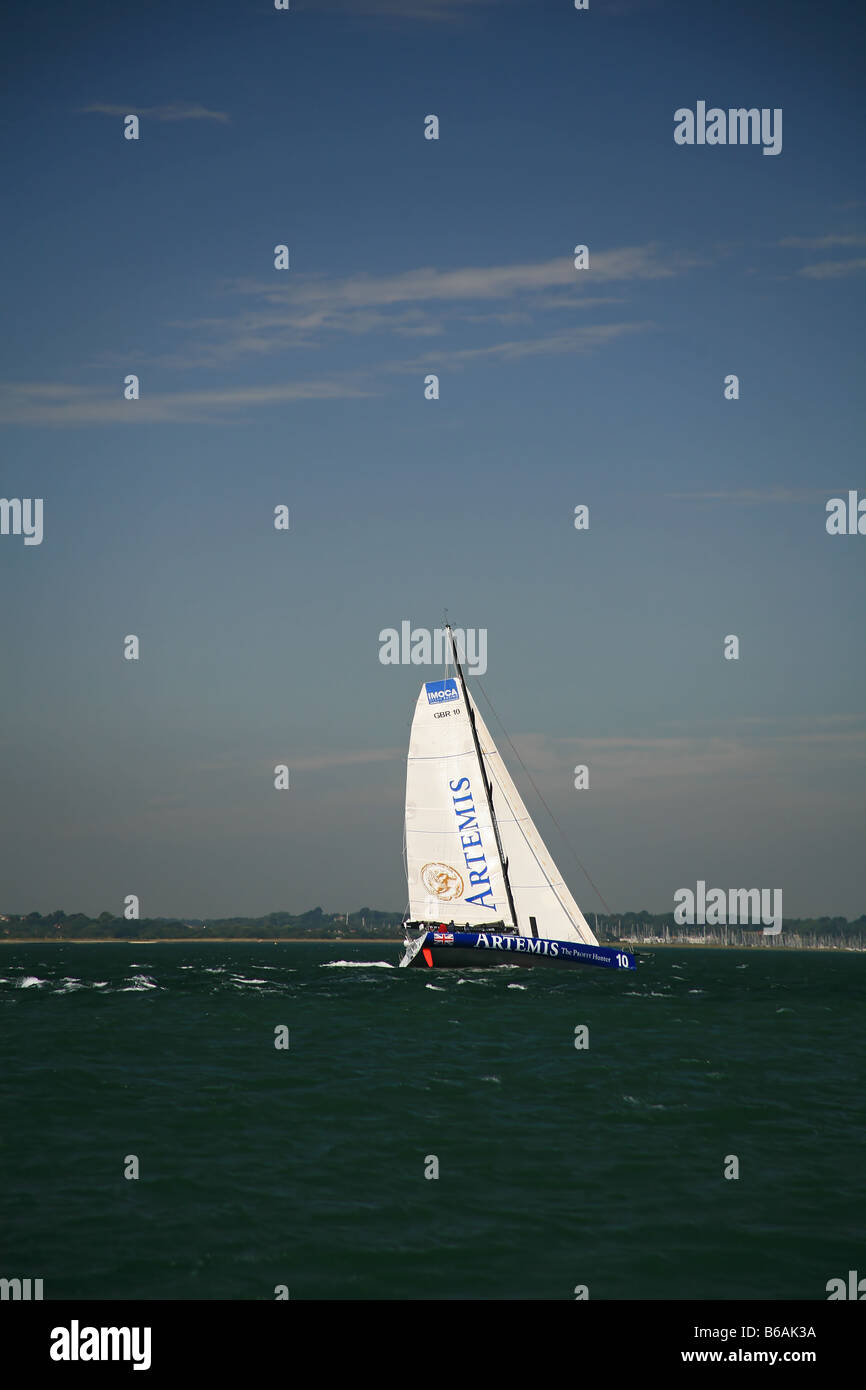 Bateau de course 'Artémis' à la vitesse dans le Solent près de Lymington Hampshire England UK Banque D'Images