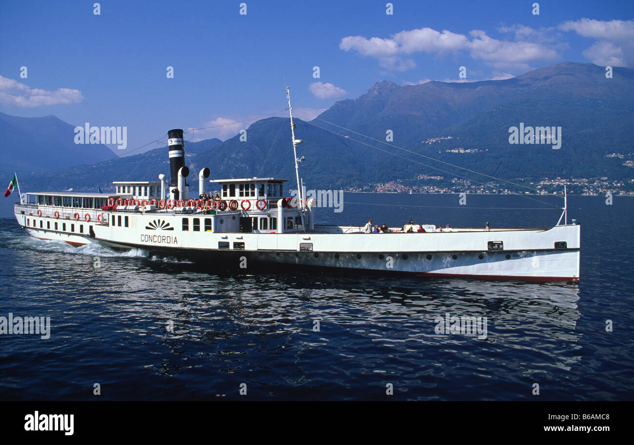 Le Concordia ferry à vapeur sur le lac de Côme près de Bellano, Lombardie, Italie. Banque D'Images Le Concordia ferry à vapeur sur le lac de Côme près de Bellano, Lombardie, Italie. Banque D'Images