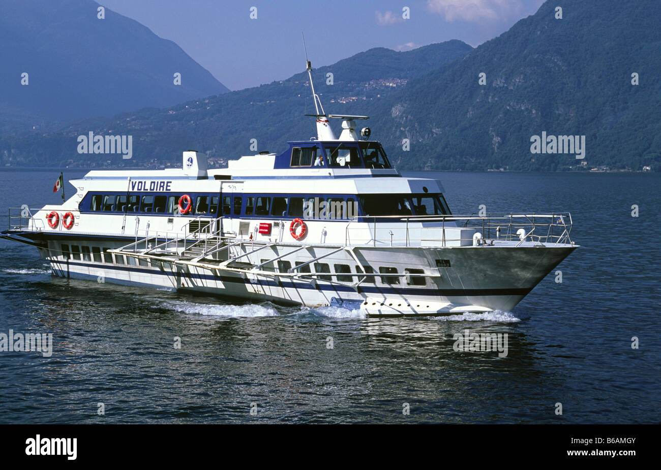 Un hydroglisseur ferry sur le lac de Côme près de Bellano, Lombardie, Italie. Banque D'Images Un hydroglisseur ferry sur le lac de Côme près de Bellano, Lombardie, Italie. Banque D'Images