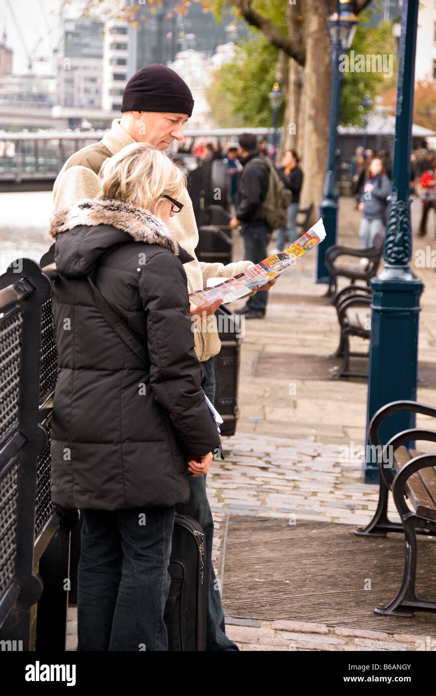 Couple reading map Londres Banque D'Images