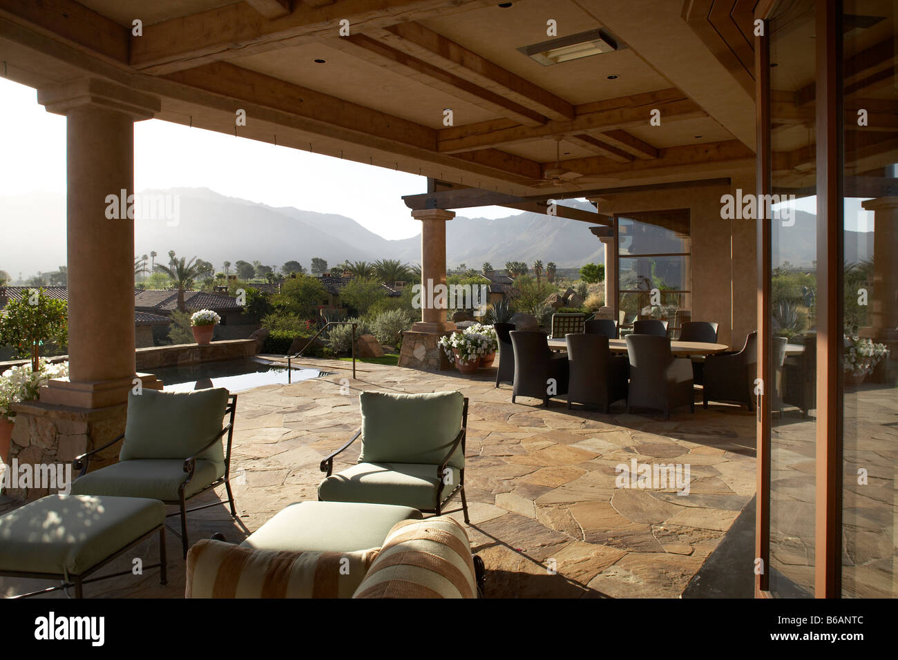 Patio extérieur avec coin repas Banque D'Images