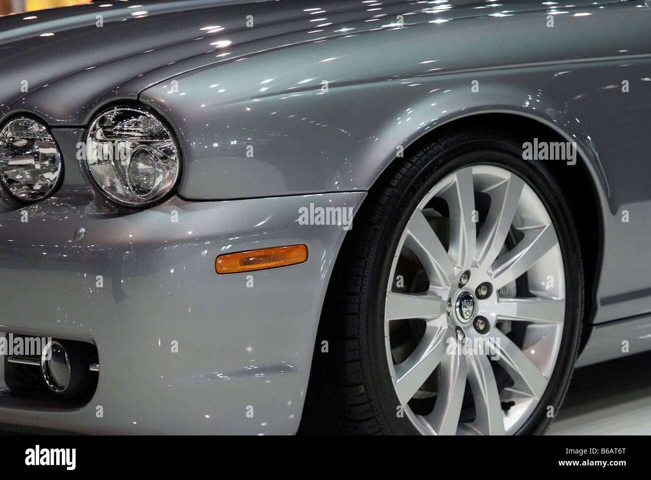 Phares et des roues métalliques gris Jaguar XJ Banque D'Images