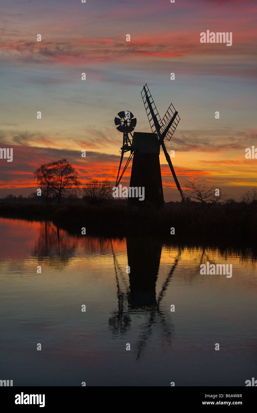 Turf Drainage Fen Mill sur la rivière à Ant Comment Hill Norfolk Broads dans un coucher de soleil d'hiver Banque D'Images