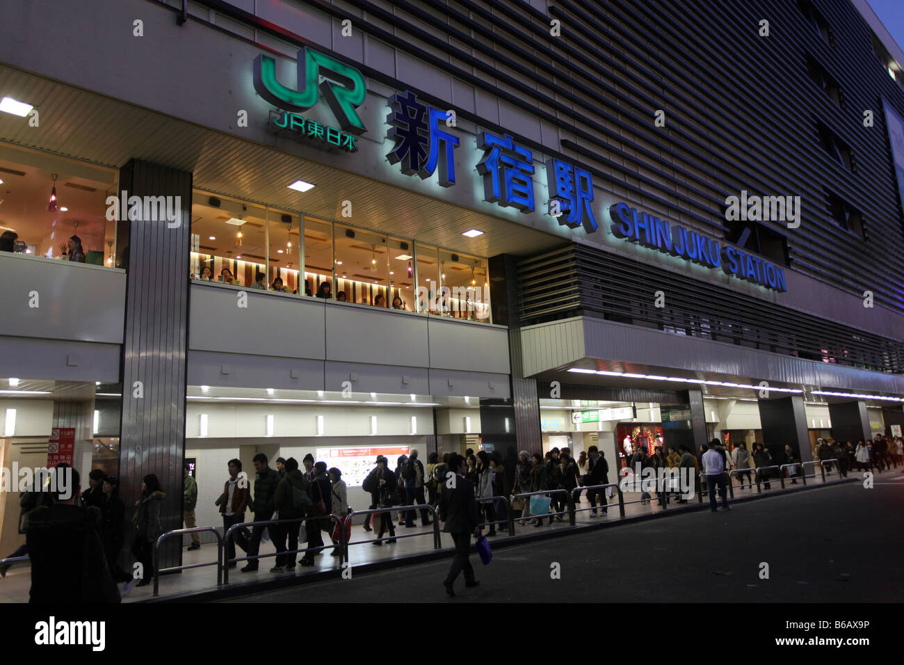 La gare de Shinjuku à Tokyo qui dessert la ligne JR et métro de Tokyo Banque D'Images