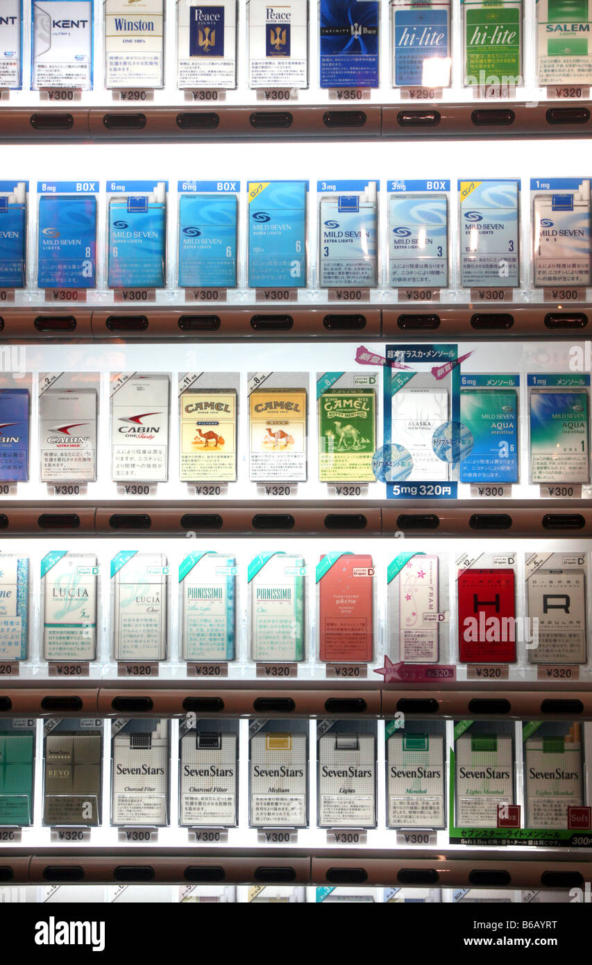 Distributeur automatique de cigarettes à Shinjuku Tokyo Japon vente de diverses marques Banque D'Images