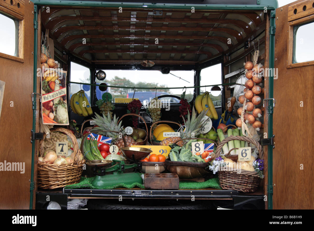 Affichage des fruits et légumes en arrière de voyager grocers van montrant prix décimal pré Banque D'Images