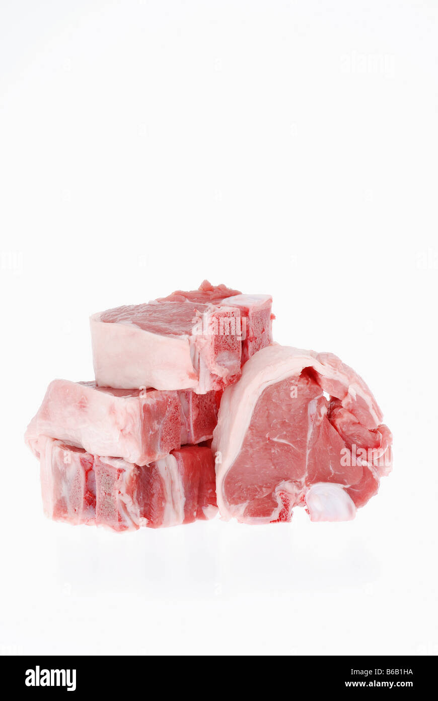 L'agneau gallois des CÔTELETTES COUPÉS À LA MAIN SUR FOND BLANC Banque D'Images