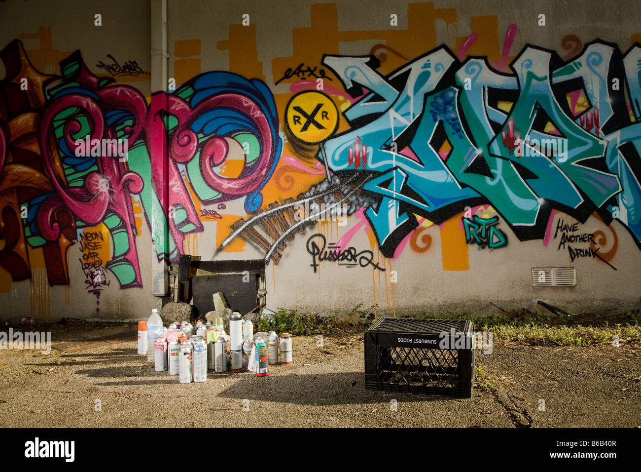 L'art du graffiti et les aérosols dans une ruelle Banque D'Images