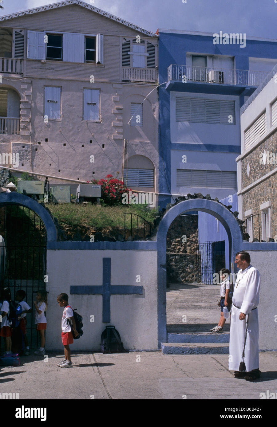Prêtre et collégiens en dehors d'une école religieuse à St Thomas Charlotte Amalie American Virgin Island Caraïbes Banque D'Images