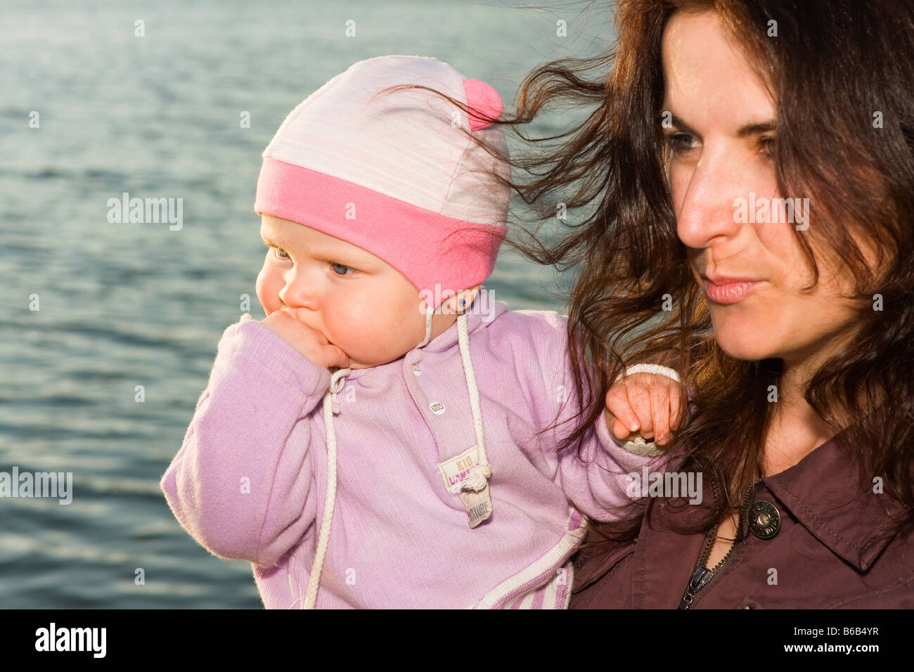 Mere De 32 Ans Et Son Bebe De 9 Mois Et Le Niveau De L Eau A L Exterieur Photo Stock Alamy Mere De 32 Ans Et Son Bebe De 9 Mois Et Le Niveau De L Eau A L Exterieur Photo Stock Alamy