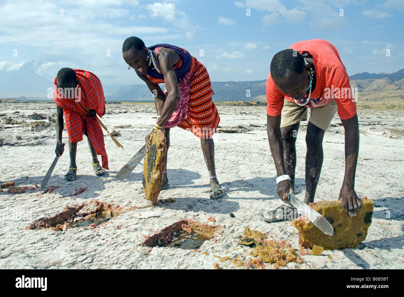 L'extraction de la soude au lac Natron en Tanzanie où Massaï et vente local extrait en plaques de sel Banque D'Images