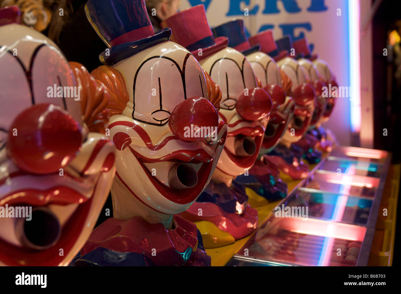 Une rangée de clowns en plastique qui font partie d'un parc d'attraction. Banque D'Images