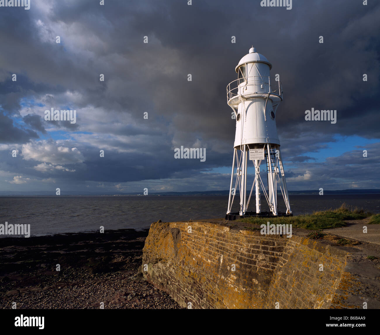 Le phare de Black Nore surplombe le canal de Bristol et l'estuaire de Severn. Portishead, Somerset, Angleterre. Banque D'Images