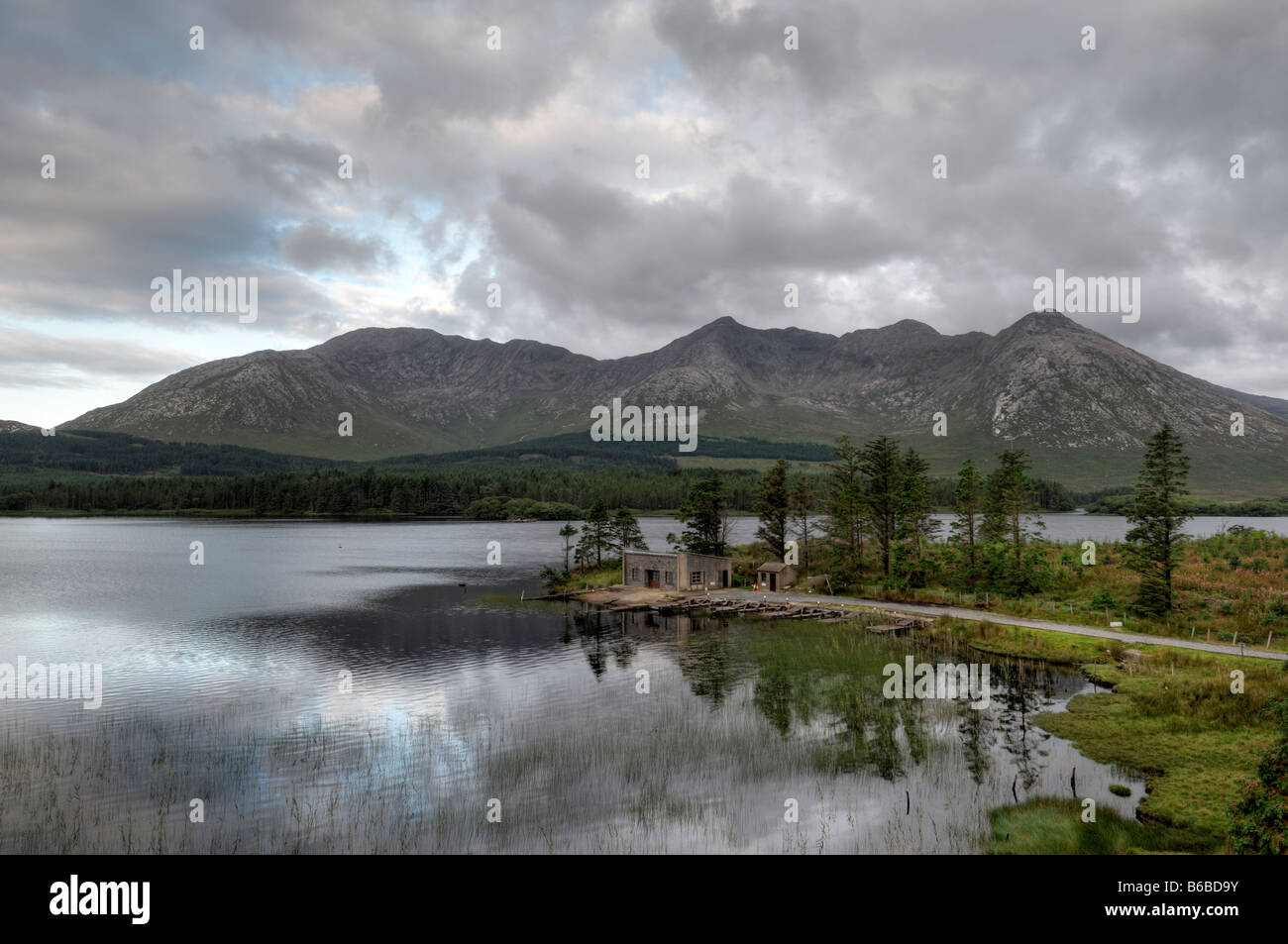 Connemara, Lough Inagh Lake dans l'Inagh Valley Mirror comme reflet d'un hangar à bateaux pier à l'ouest de l'Irlande l'Irlande Banque D'Images