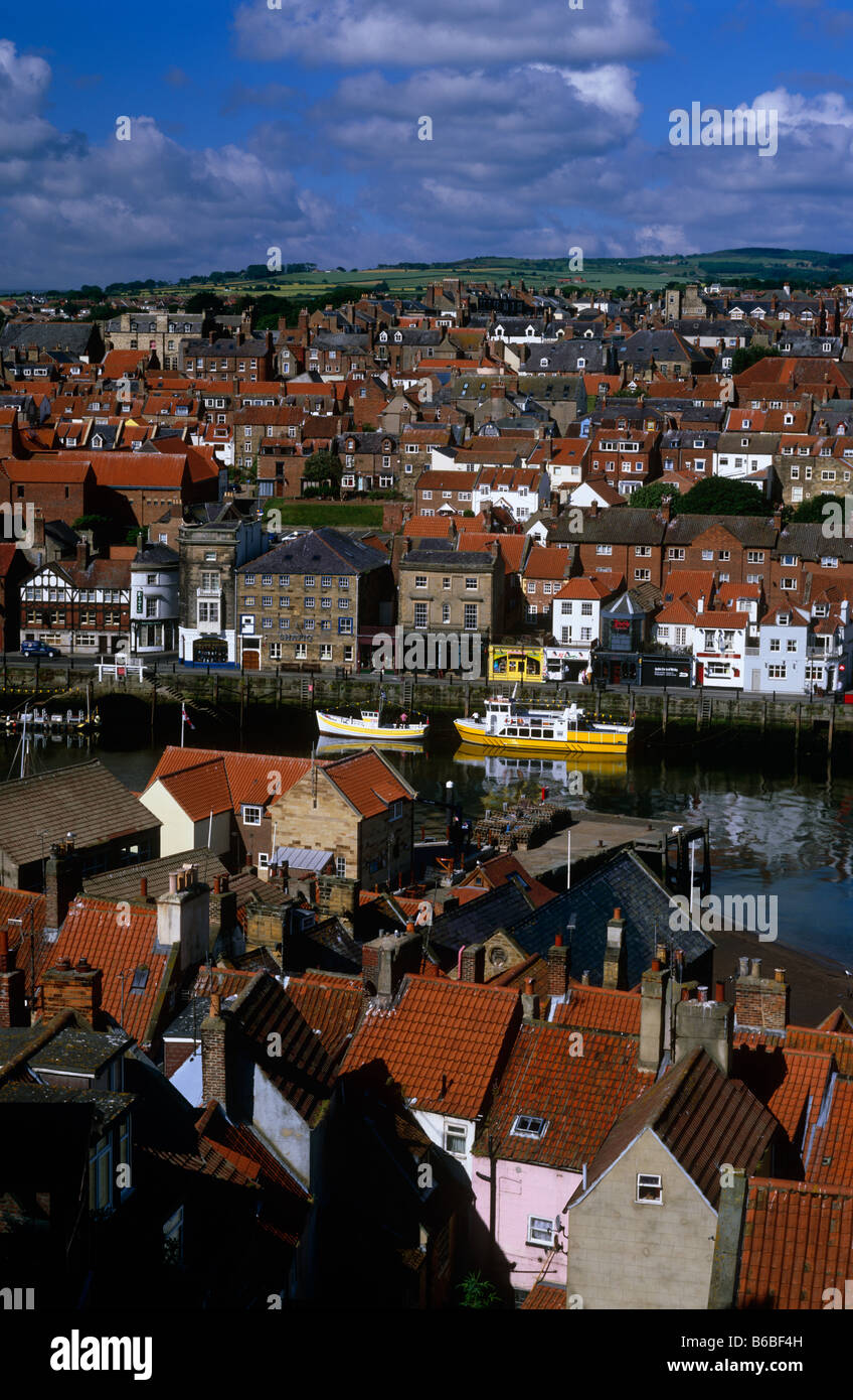 Tôt le matin, vue panoramique sur le port et la ville de Whitby, North Yorkshire Banque D'Images