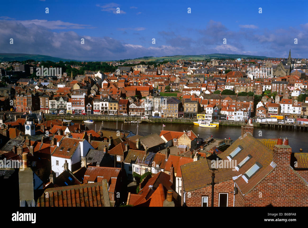 Tôt le matin, vue panoramique sur la ville et le port de Whitby, North Yorkshire Banque D'Images
