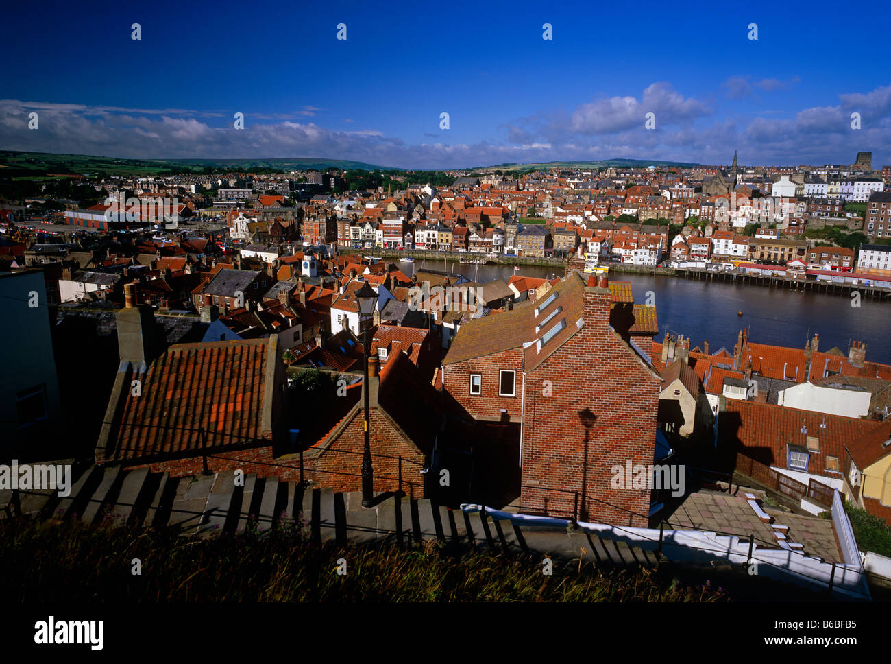 Tôt le matin, vue panoramique sur la ville et le port de Whitby, North Yorkshire Banque D'Images