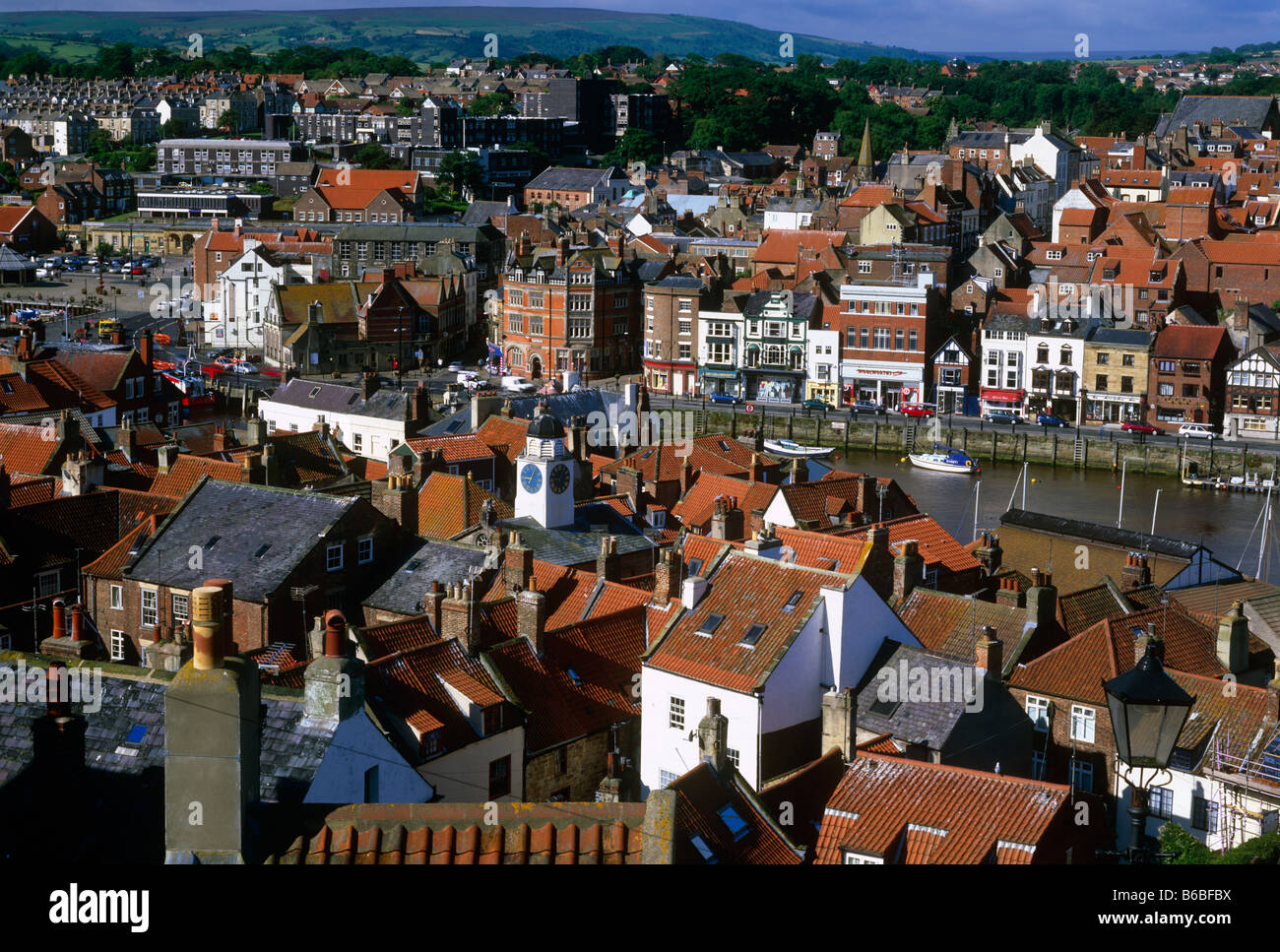 Tôt le matin, vue panoramique sur la ville et le port de Whitby, North Yorkshire Banque D'Images