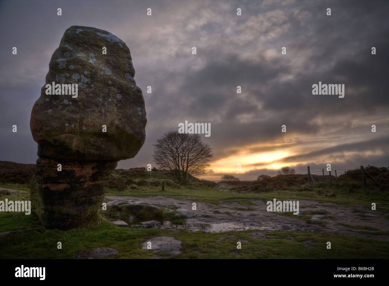 Lever du soleil d'hiver au Cork Pierre sur Stanton Moor, Peak District, Derbyshire, Angleterre Banque D'Images